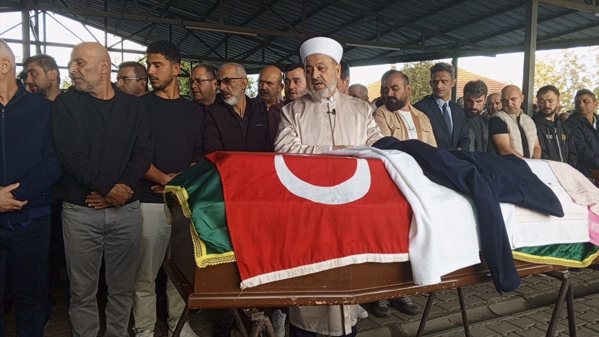 Zonguldak'ın Çaycuma ilçesinde kahvehaneye av tüfeğiyle ateş açılması sonucu hayatını kaybeden 2...