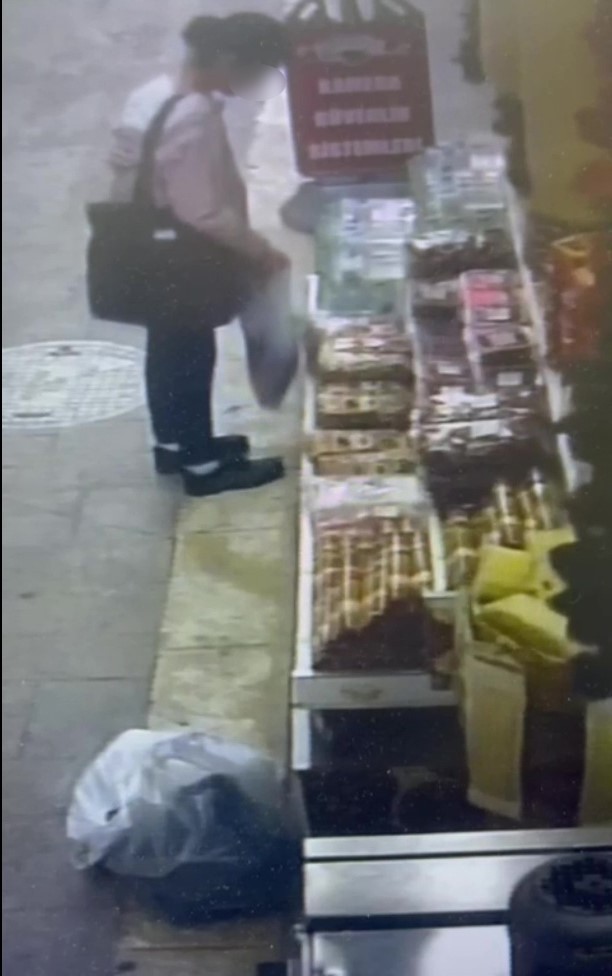 ZONGULDAK'TA BİR KURUYEMİŞÇİNİN ÖNÜNDEKİ TEZGAHTAN BİR PAKET CEVİZ ÇALAN KADIN, İŞ YERİNİN...