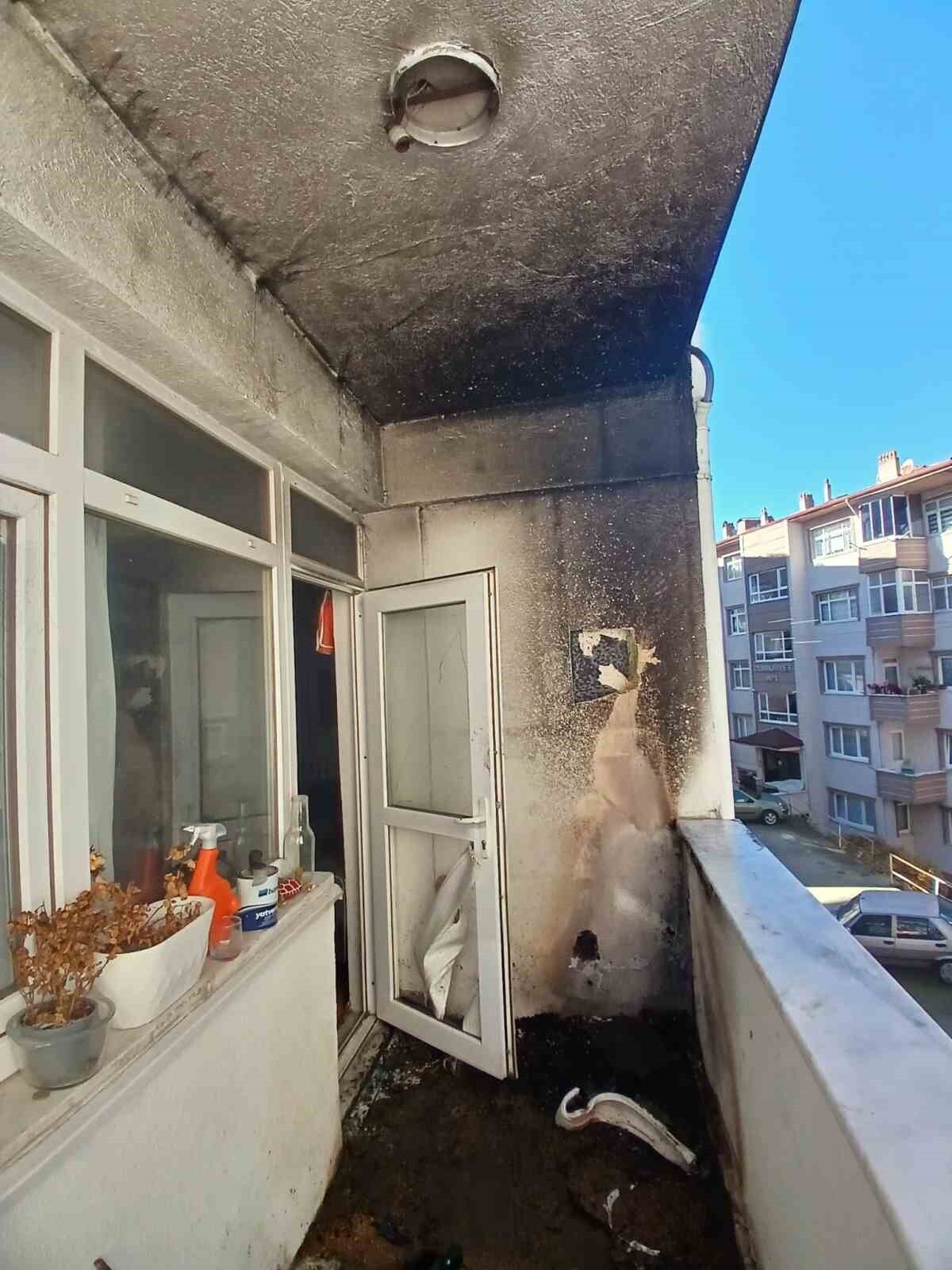 ZONGULDAK (İHA) - ZONGULDAK'IN ALAPLI'DA BALKONA BIRAKILAN PELET SOBA KÜLÜ NEDENİYLE YANGIN ÇIKTI....