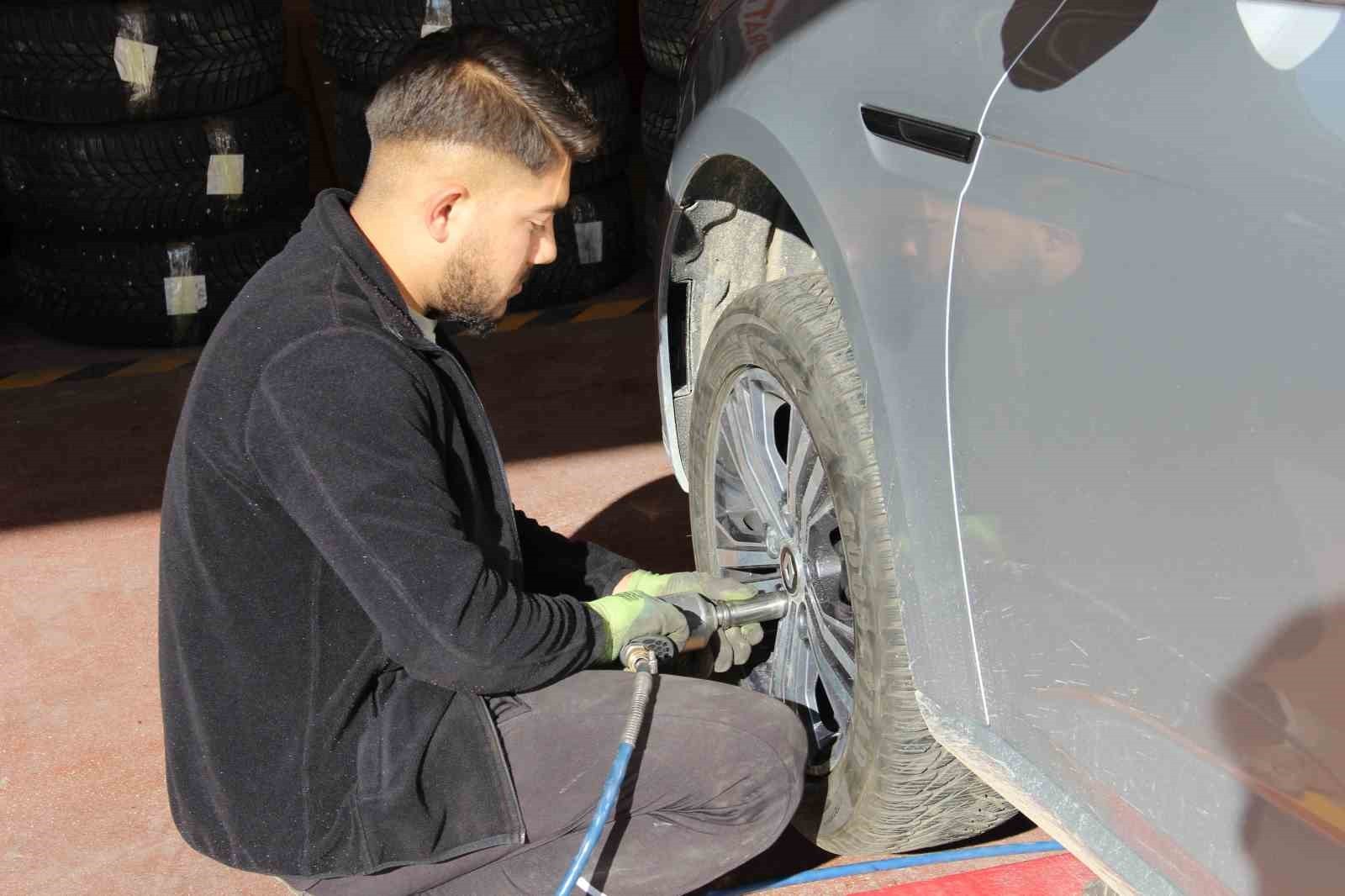 ZORUNLU KIŞ LASTİĞİ UYGULAMASINA SAYILI GÜNLER KALA, LASTİKÇİLERDE MESAİ BAŞLADI.