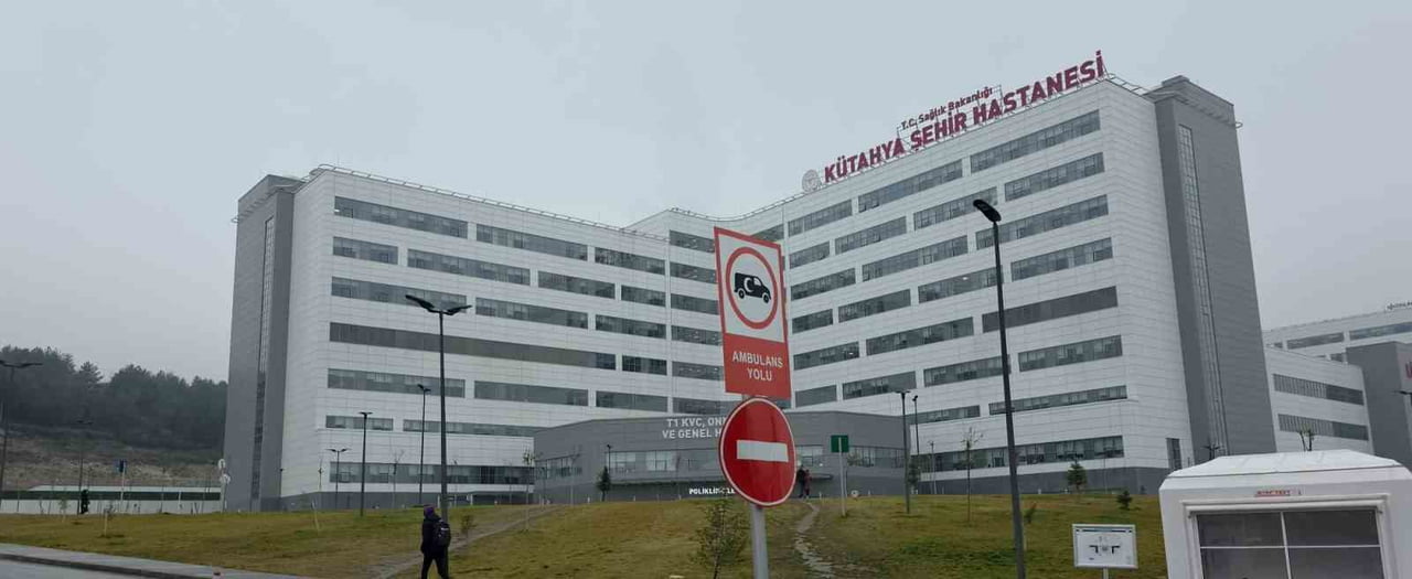 23 ÖĞRENCİ, AMBULANSLARLA KÜTAHYA ŞEHİR HASTANESİ'NE SEVK EDİLEREK TEDAVİ ALTINA ALINDI.