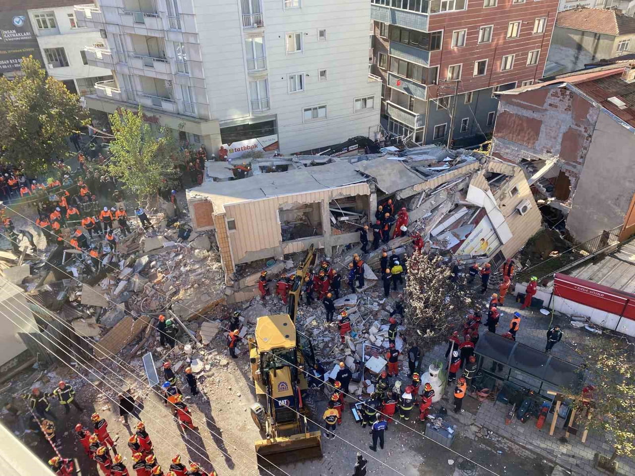 29 EKİM: GEBZE'DE MEVLANA MAHALLESİ'NDE 7 KATLI ARSLAN APARTMANI ÇÖKTÜ. ANNE EMİNE BİLİR (37)...