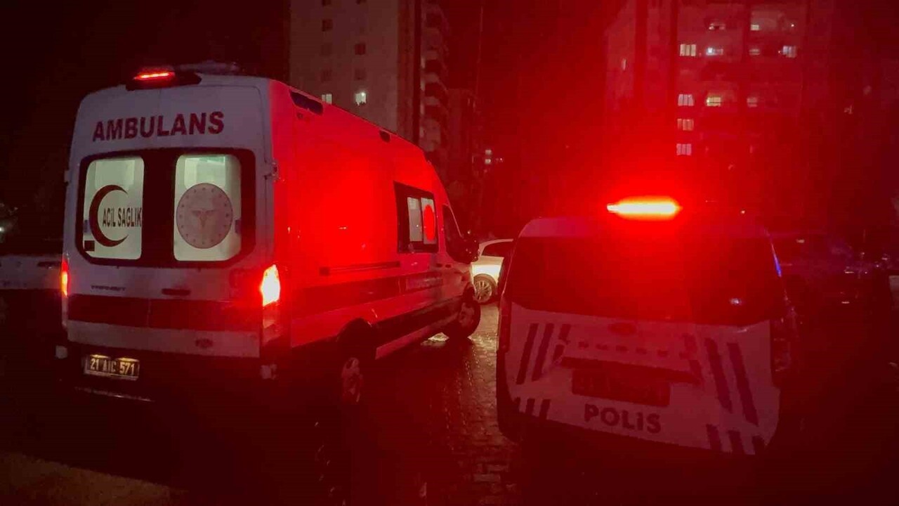 3 KİŞİ DUMANDAN ETKİLENİRKEN, YANGIN İTFAİYE EKİPLERİNİN MÜDAHALESİYLE SÖNDÜRÜLDÜ.