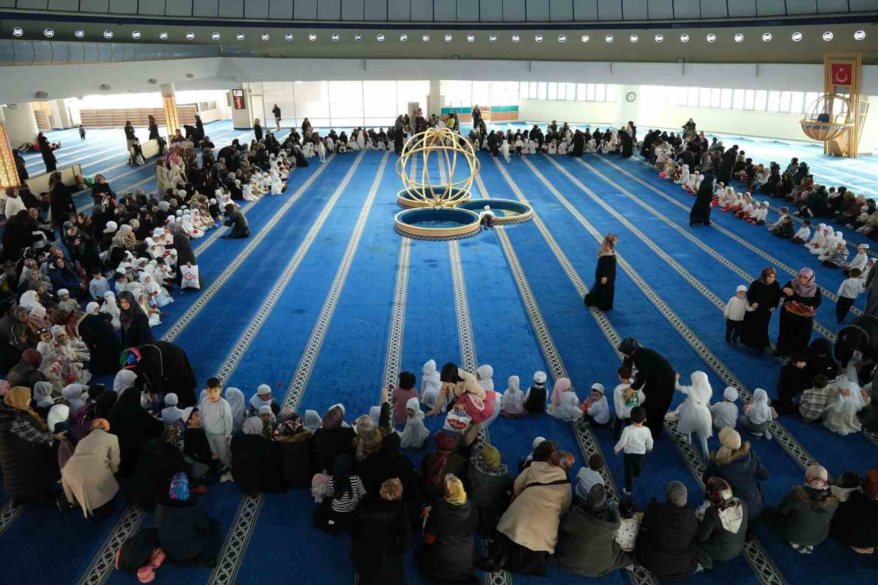 4-6 YAŞ ARASI ÇOCUKLAR İÇİN DÜZENLENEN "ÜÇ AYLAR ÇOCUK ŞENLİĞİ" İLE MİNİKLER, MÜBAREK GÜNLERİ NEŞE...