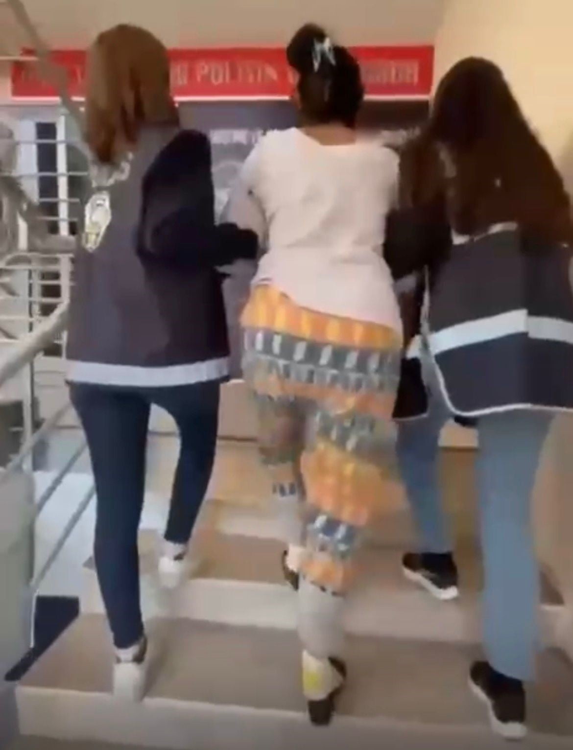 61 YIL KESİNLEŞMİŞ HAPİS CEZASI BULUNAN M.E. (ORTADA)