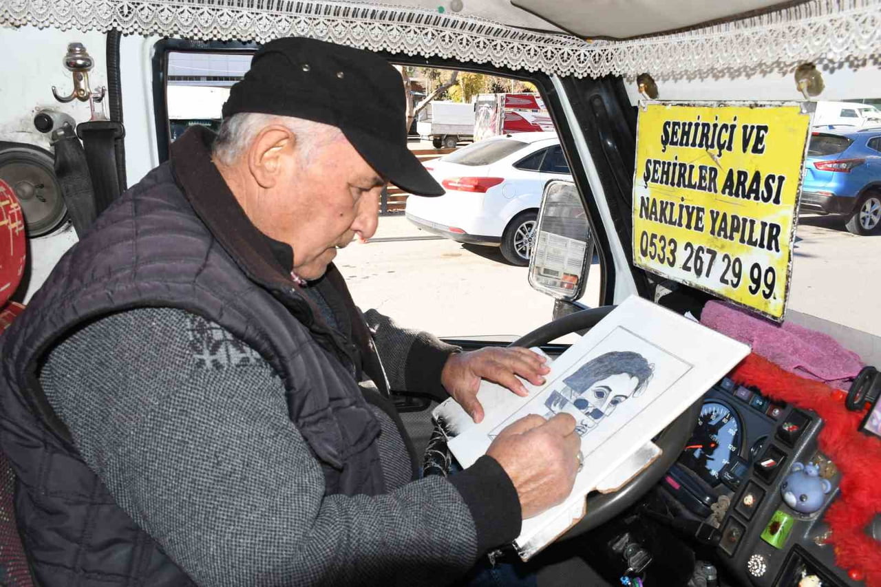 69 YAŞINDAKİ HÜSEYİN ÇAKIR NAKLİYATÇILIK MESLEĞİNİN YANISIRA RESİM ÇİZİYOR, ÇİZDİĞİ RESİMLERİ DE...