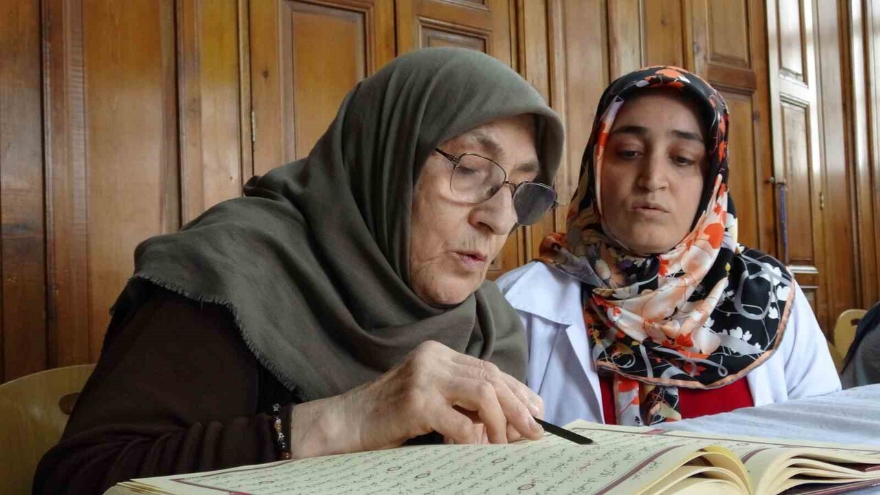 75 YAŞINDAKİ FATMA TEYZENİN KUR'AN-I KERİM ÖĞRENME AZMİ