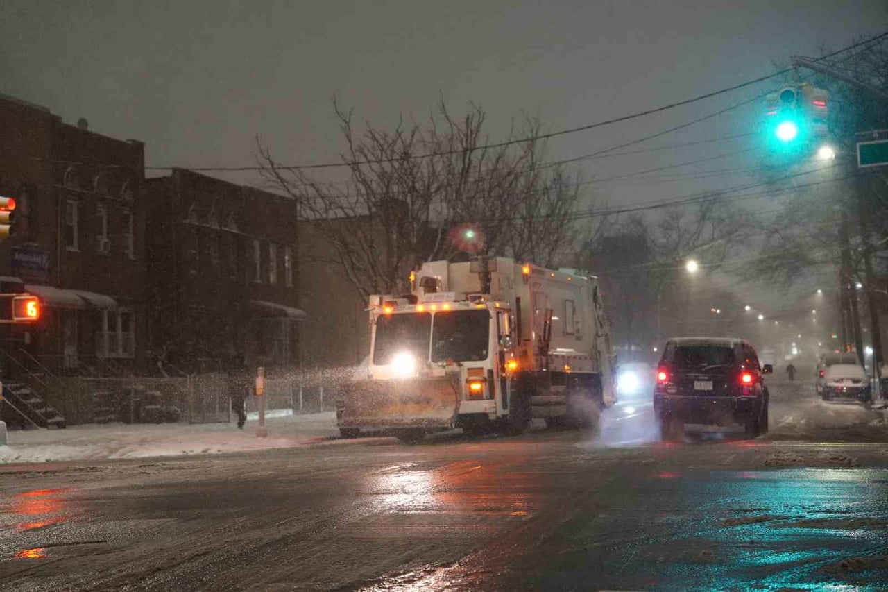 ABD'NİN KUZEYDOĞUSUNU ETKİSİ ALTINA ALAN ŞİDDETLİ KAR FIRTINASI, NEW YORK'TA HAYATI DURMA...