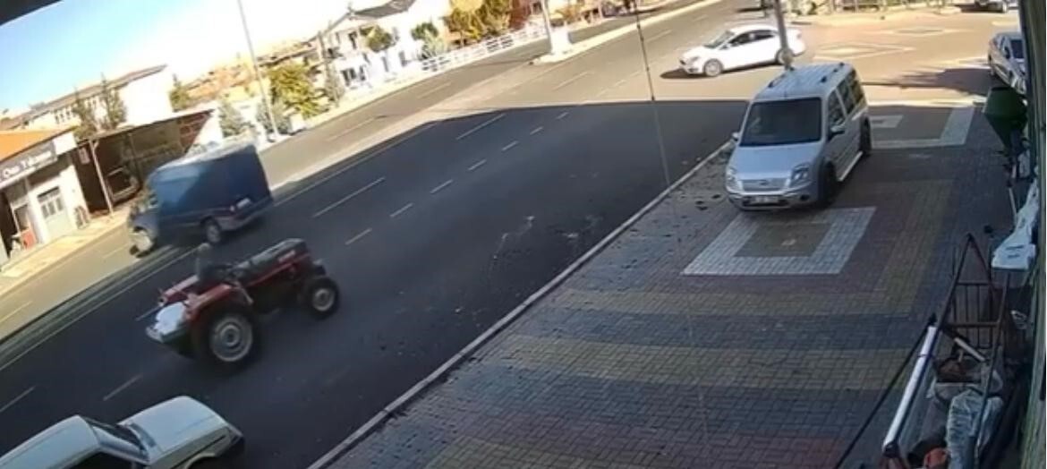 ACIGÖL İLÇESİNDE YAPILAN YOL ÇALIŞMASI SONRASINDA OLUŞTURULAN ORTA REFÜJDEKİ TAŞLAR SIK SIK KAZAYA...