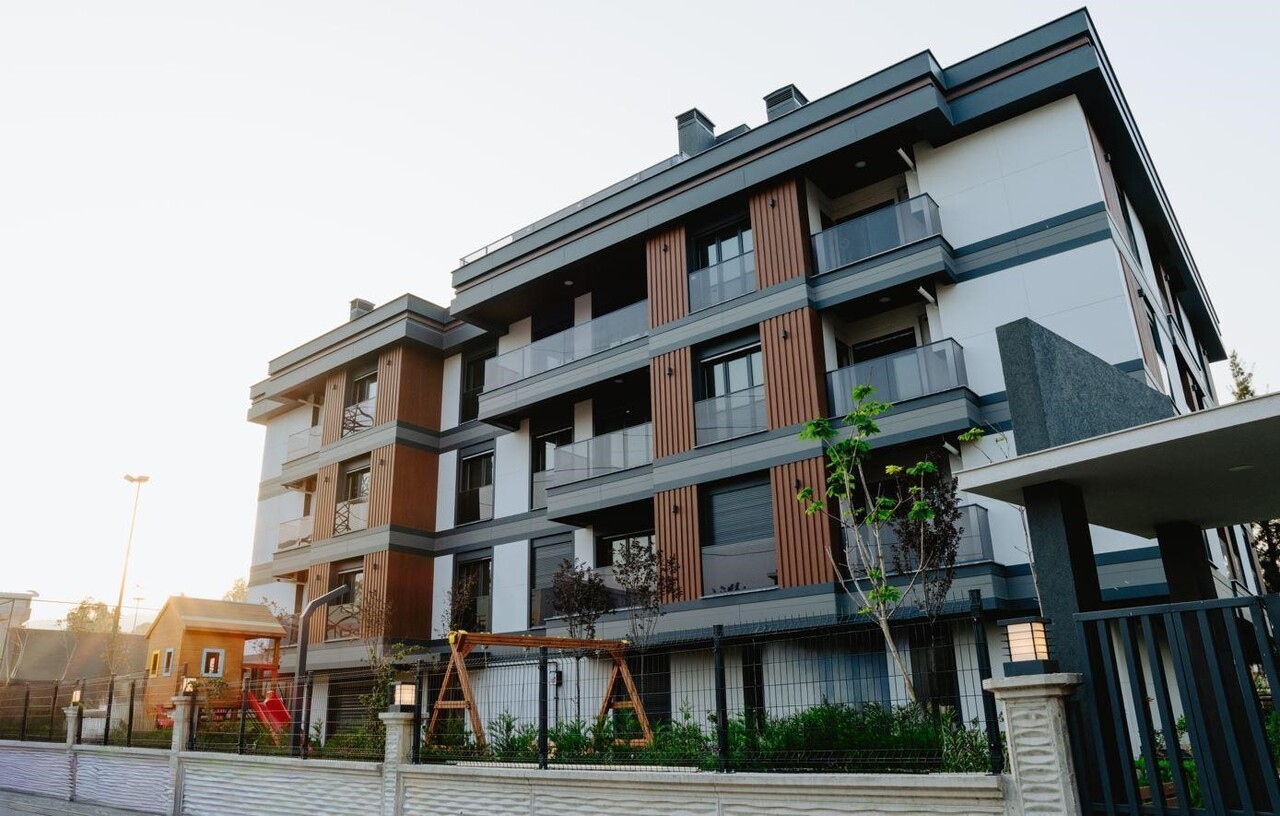 ADALET TEŞKİLATI GÜÇLENDİRME VAKFI, ALİAĞA SİTELER MAHALLESİ’NDE ÜÇ BLOKTAN OLUŞAN BİR SİTEDEN...