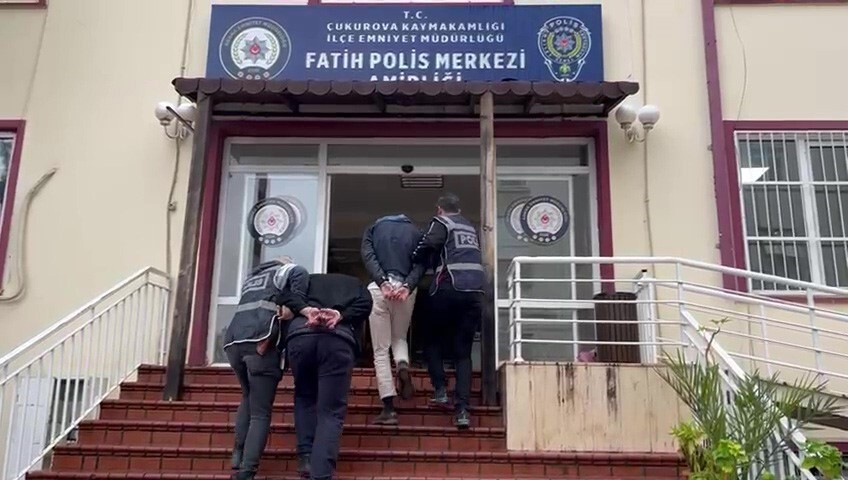 ADANA'DA  12 YAŞINDAKİ ÇOCUĞU DARBETTİĞİ İDDİASIYLA GÖZALTINA ALINAN 2 ŞÜPHELİDEN BİRİ...