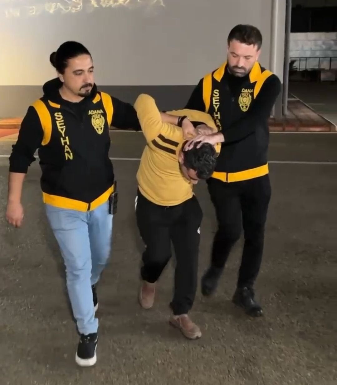 ADANA'DA 8 YAŞINDAKİ KIZINI YANINDAN UZAKLAŞTI DİYE FECİ ŞEKİLDE DARP EDEN ŞAHIS TUTUKLANDI