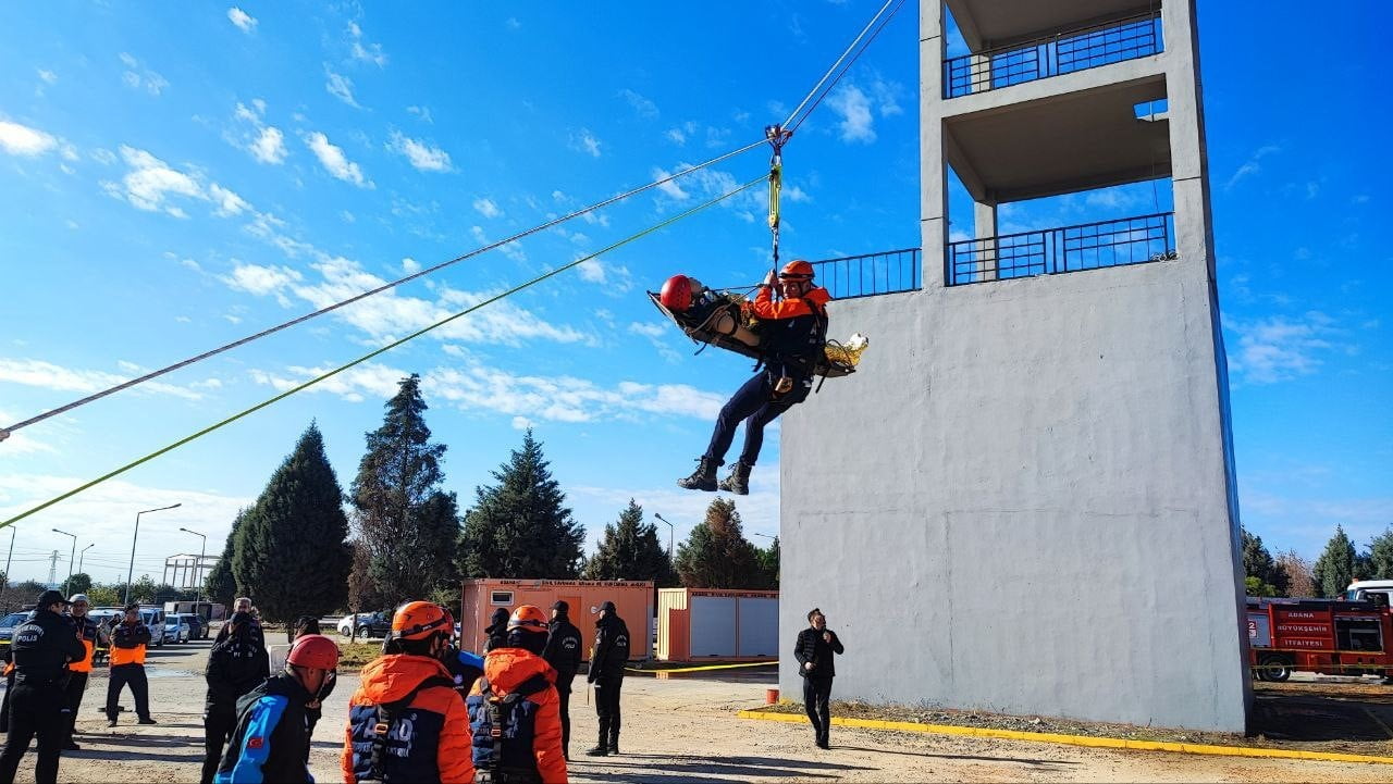 ADANA'DA AFAD TARAFINDAN 10 KURUMDAN 175 PERSONELİN KATILIMIYLA DEPREM TATBİKATI YAPILDI.