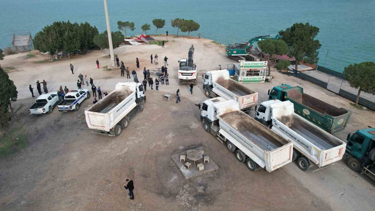 ADANA'DA AMERİKAN ADASI OLARAK BİLİNEN BÖLGEDE YAŞANAN GERGİNLİĞİNİN ARDINDAN YIKIM ÇALIŞMALARI...