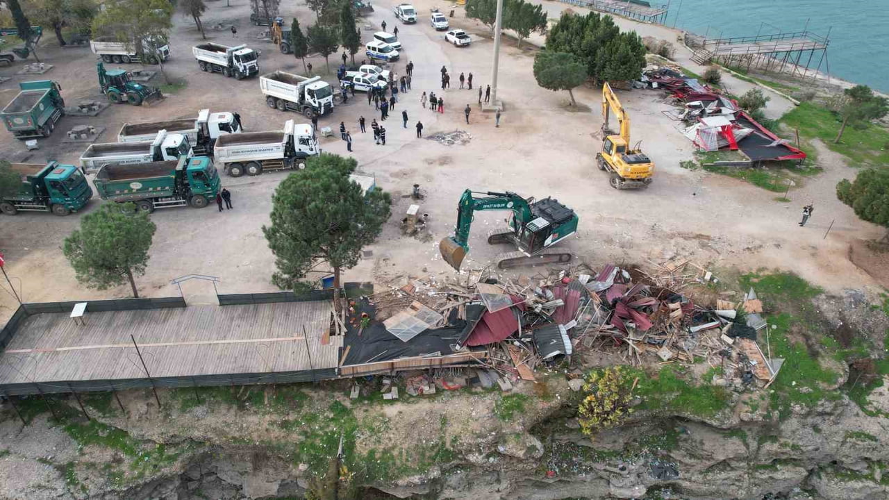 ADANA'DA AMERİKAN ADASI OLARAK BİLİNEN BÖLGEDE YAŞANAN GERGİNLİĞİNİN ARDINDAN YIKIM ÇALIŞMALARI...