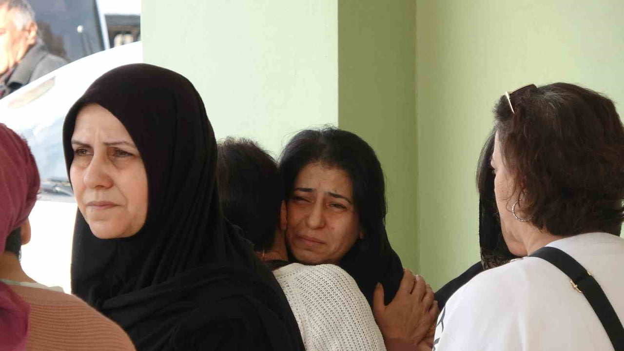 ADANA'DA BABALARI TARAFINDAN ÖLDÜRÜLEN İKİ KARDEŞ GÖZYAŞLARI İÇERİSİNDE TOPRAĞA VERİLDİ. CANİ...