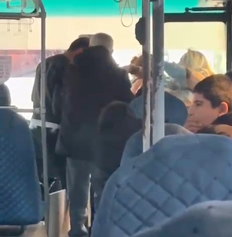 ADANA'DA BİR HALK OTOBÜSÜNDE ŞOFÖR İLE KADIN YOLCU ARASINDA ÇIKAN TARTIŞMA KAVGAYA...
