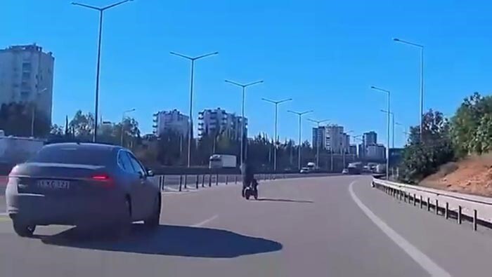 ADANA'DA BİSİKLET İLE OTOYOLDA ŞERİT DEĞİŞTİREN BİR KİŞİNİN KAZAYA SEBEBİYET VEREBİLECEK ANLARI...