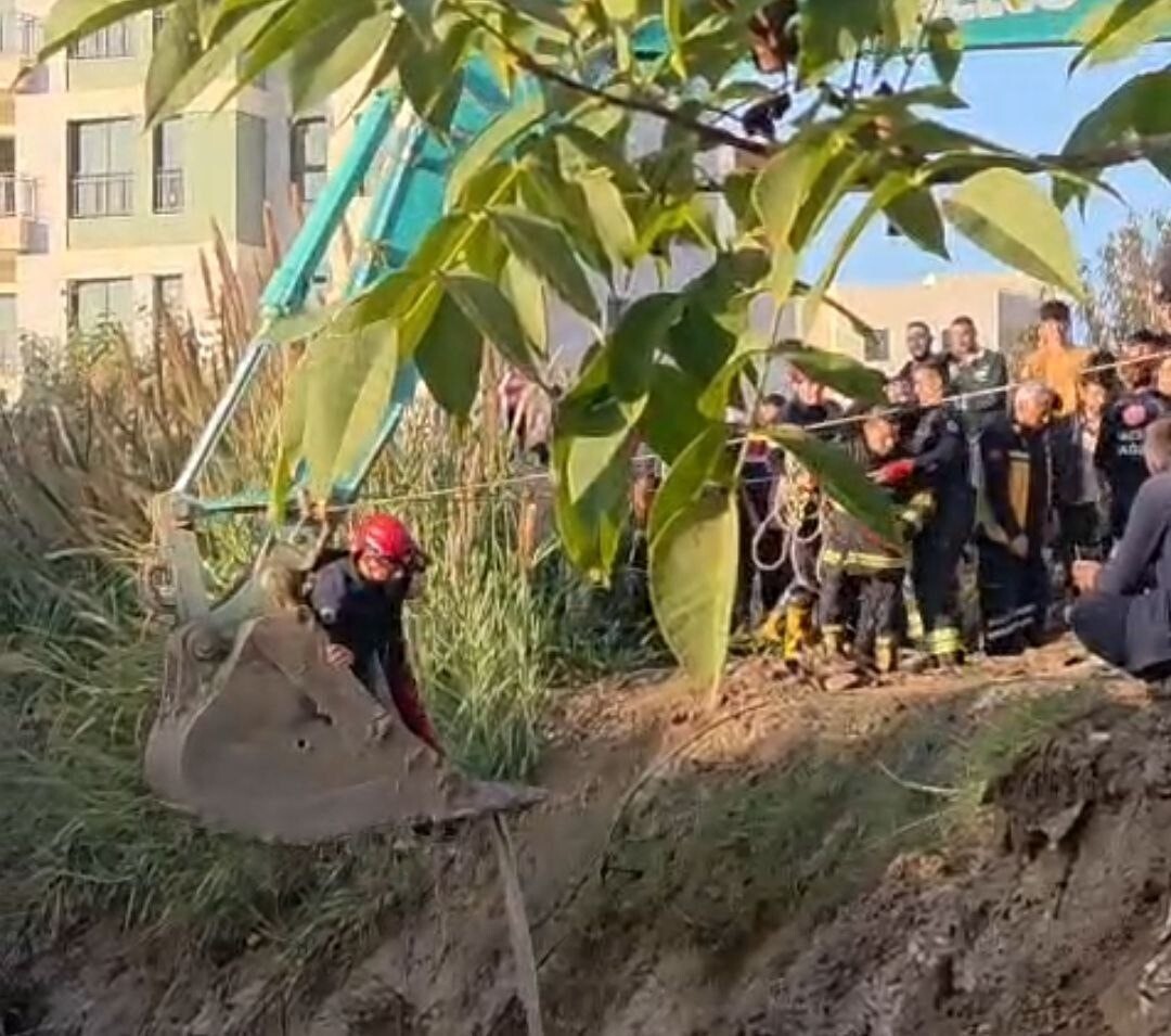 ADANA'DA DERE YATAĞINA DÜŞEN İKİ ÇOCUKTAN BİRİ VATANDAŞLAR TARAFINDAN KURTARILIRKEN DİĞERİ...