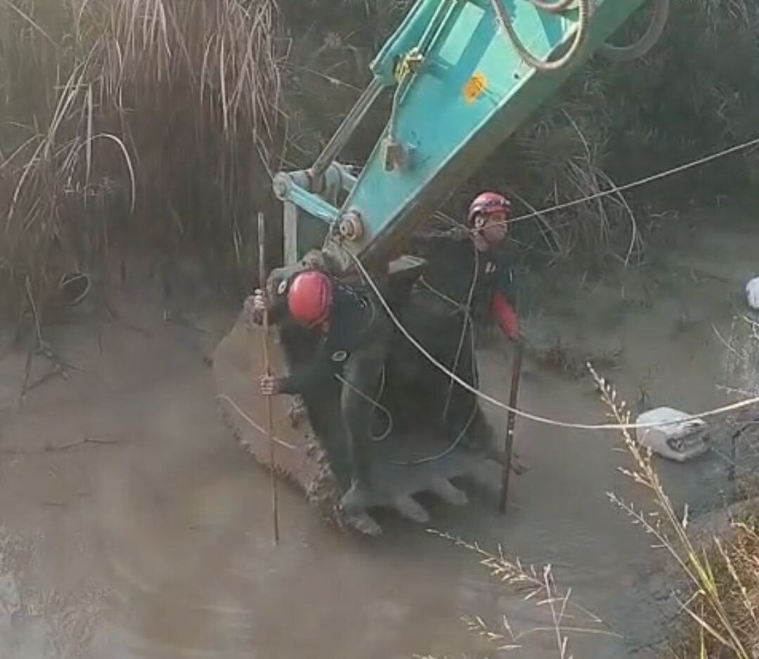 ADANA'DA DERE YATAĞINA DÜŞEN İKİ ÇOCUKTAN BİRİ VATANDAŞLAR TARAFINDAN KURTARILIRKEN DİĞERİ...