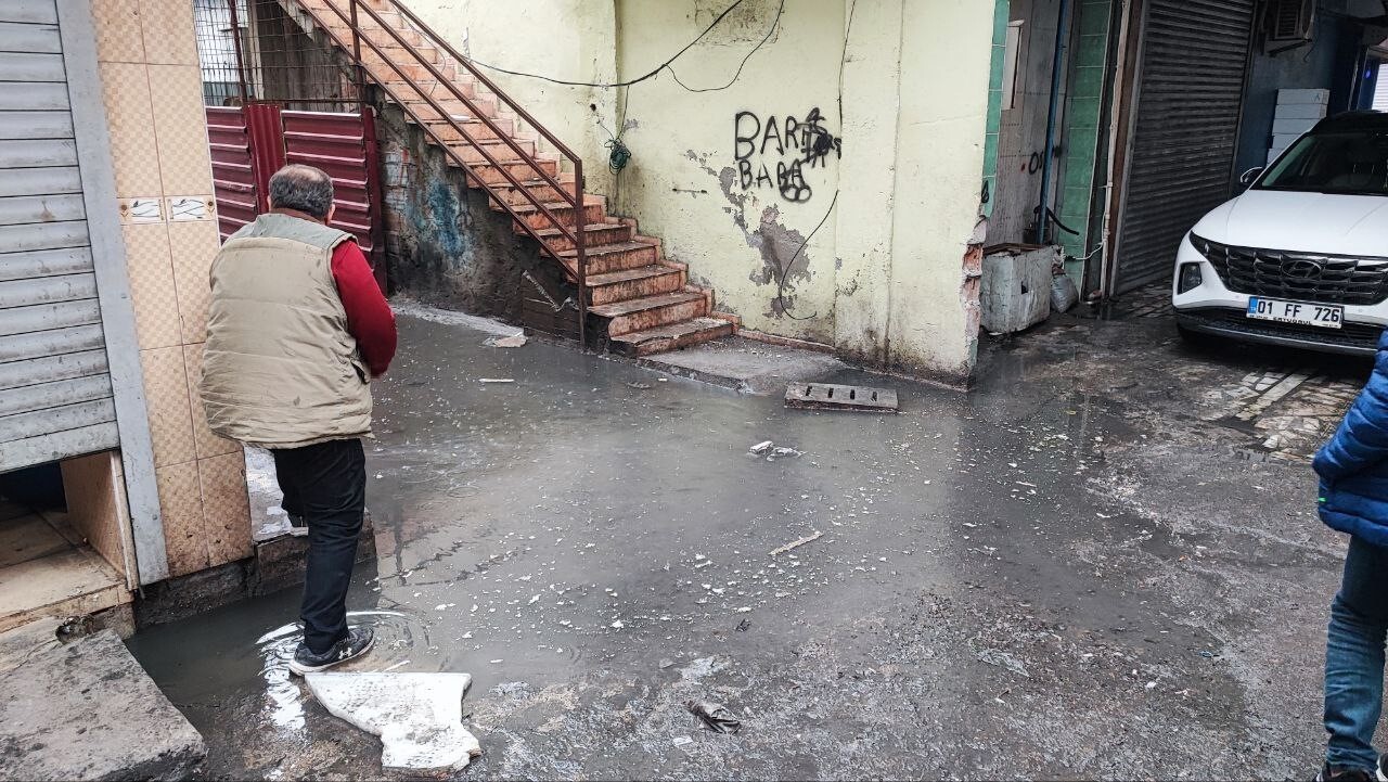 ADANA'DA ESNAF ASKİ'YE BAŞVURU YAPMALARINA RAĞMEN SÜREKLİ TIKANAN KANALİZASYON SORUNUNUN BİR TÜRLÜ...