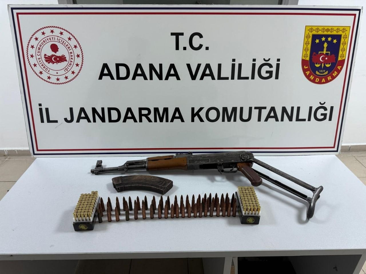 ADANA'DA JANDARMA EKİPLERİNİN DURDURDUĞU ARAÇTA UZUN NAMLULU SİLAH VE MERMİ ELE GEÇİRİLDİ. ARAÇTA...