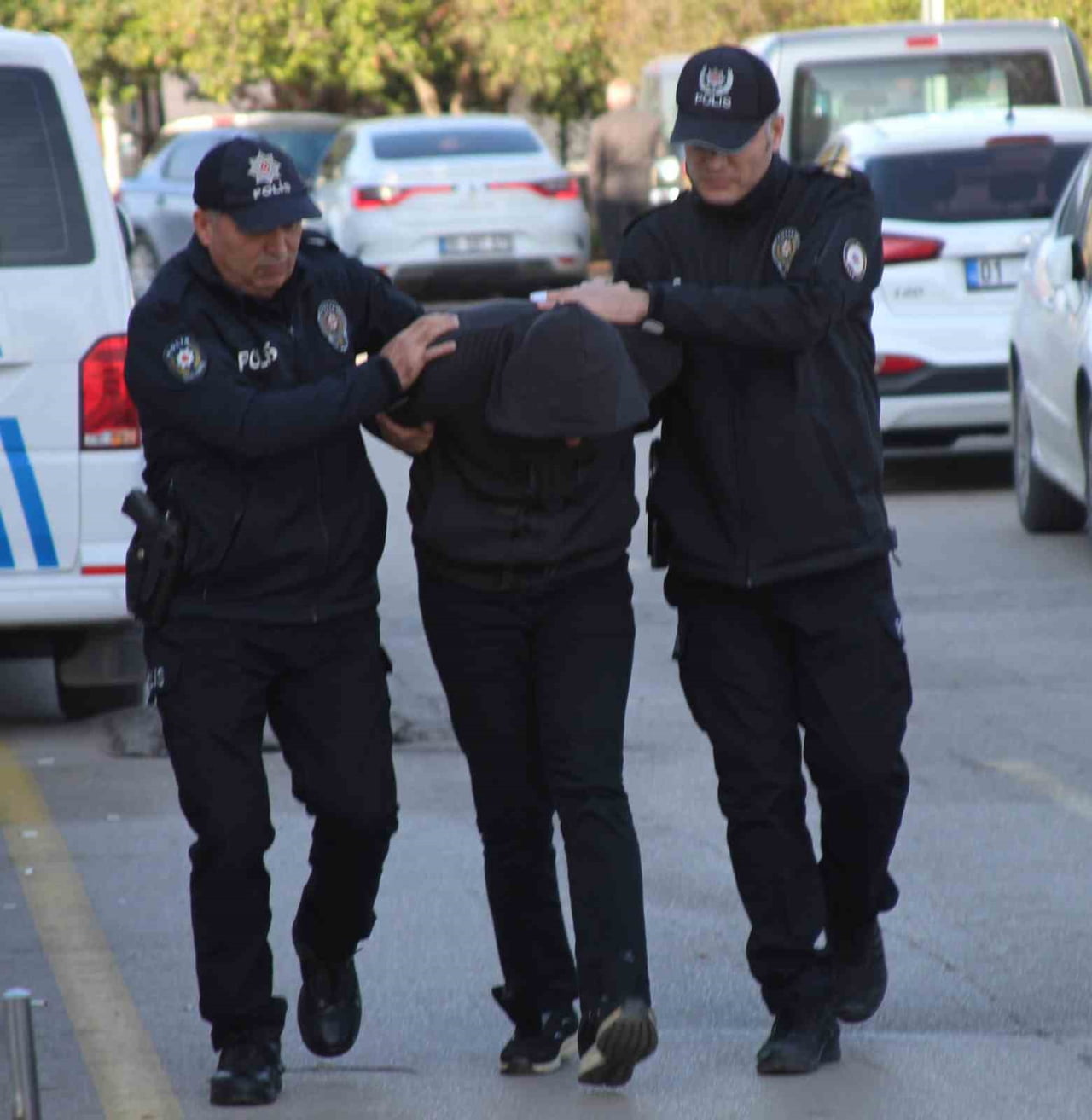 ADANA'DA KADIN MOTOSİKLET SÜRÜCÜSÜYLE KAVGA EDEN HALK OTOBÜSÜ ŞOFÖRÜ ADLİ KONTROL ŞARTIYLA SERBEST...