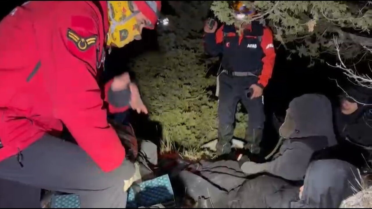 ADANA'DA KARLA KAPLI DAĞA TIRMANIŞA ÇIKAN 3 ARKADAŞ MAHSUR KALDI, AFAD VE JAK TİMLERİNİN...