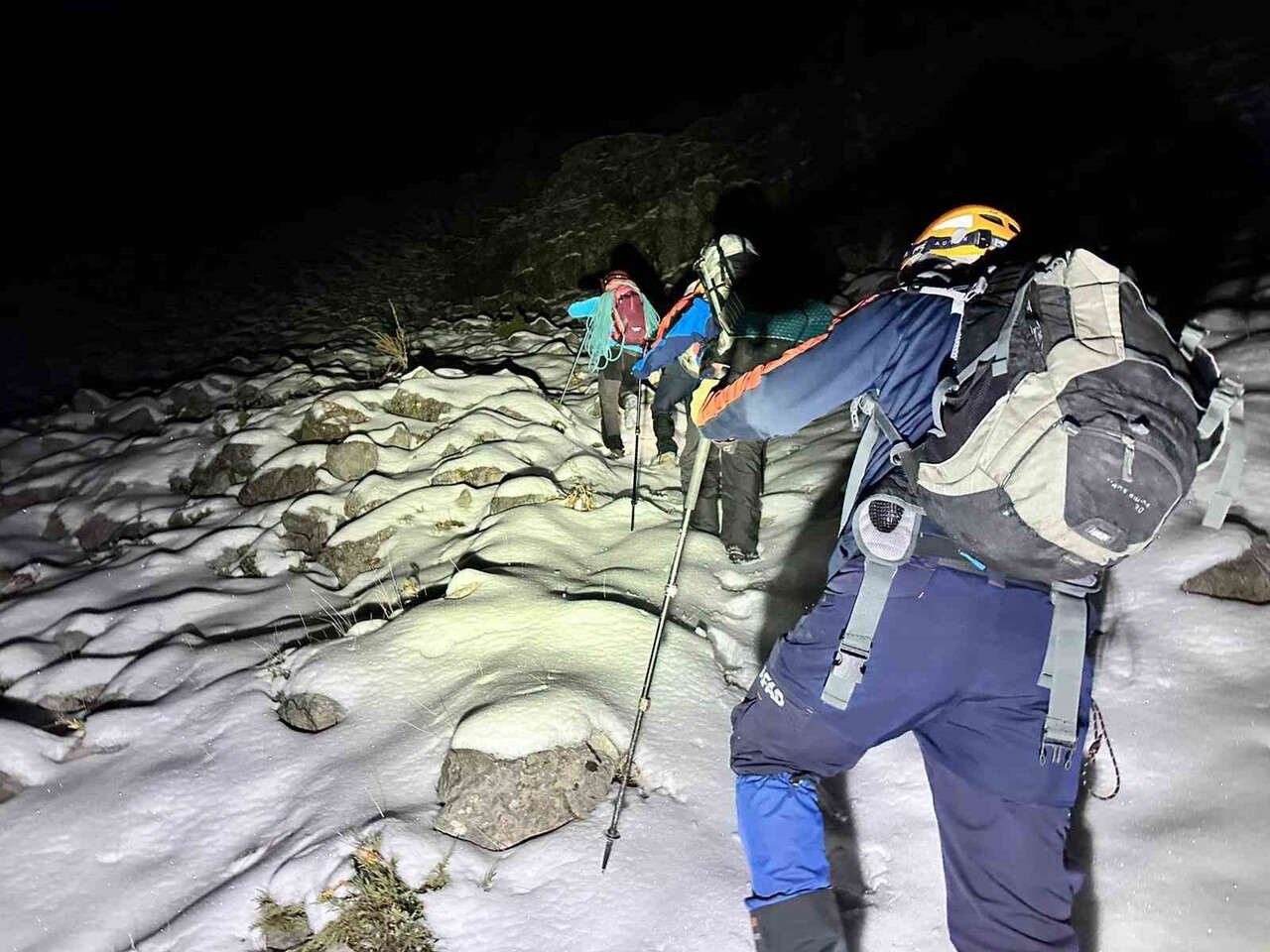 ADANA'DA KARLA KAPLI DAĞA TIRMANIŞA ÇIKAN 3 ARKADAŞ MAHSUR KALDI, AFAD VE JAK TİMLERİNİN...