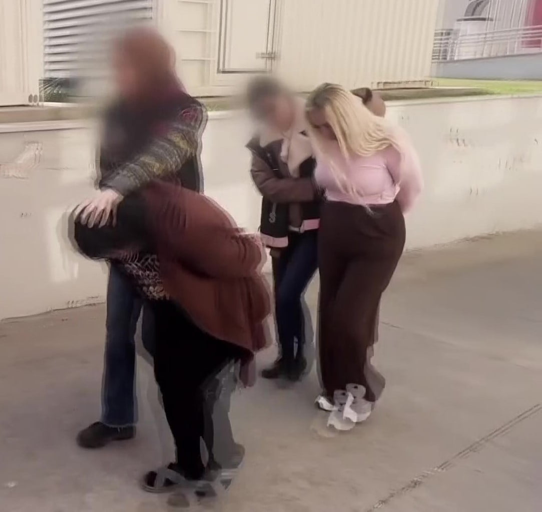 ADANA'DA NARKOTİK POLİSİ İKİ KADININ YAŞADIĞI EVE YAPTIĞI OPERASYONDA,13 KİLO 300 GRAM BONZAİ...