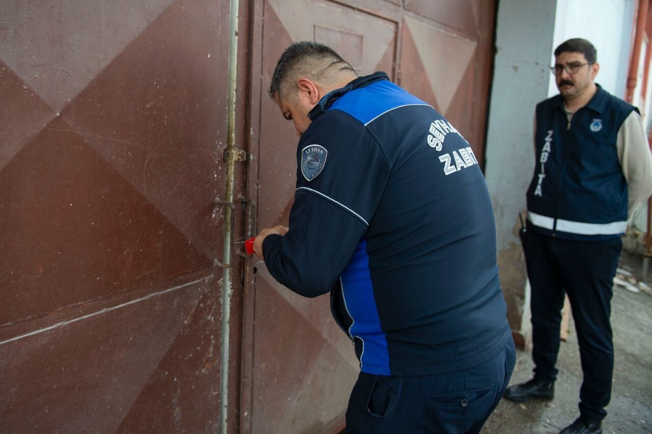 ADANA'DA SEYHAN İLÇE JANDARMA KOMUTANLIĞI EKİPLERİNİN İHBAR ÜZERİNE BİR DEPOYA YAPTIĞI BASKINDA...