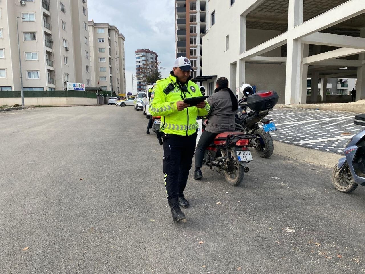 ADANA'DA TRAFİK POLİSLERİ TARAFINDAN MOTOSİKLETLERE YÖNELEK YAPILAN DENETİMDE 106 SÜRÜCÜYE 623 BİN...