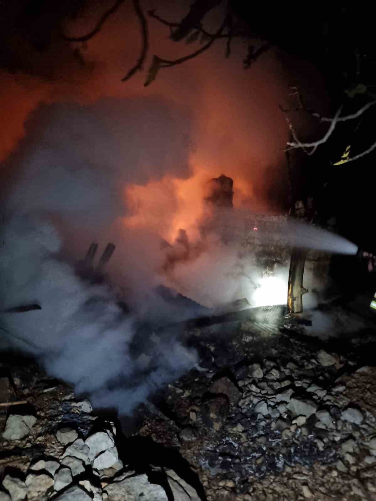 ADANA'NIN ALADAĞ İLÇESİNDE BİR EVDE ÇIKAN YANGIN SÖNDÜRÜLÜRKEN EVDE TEK BAŞINA YAŞAYAN ALZHEİMER...