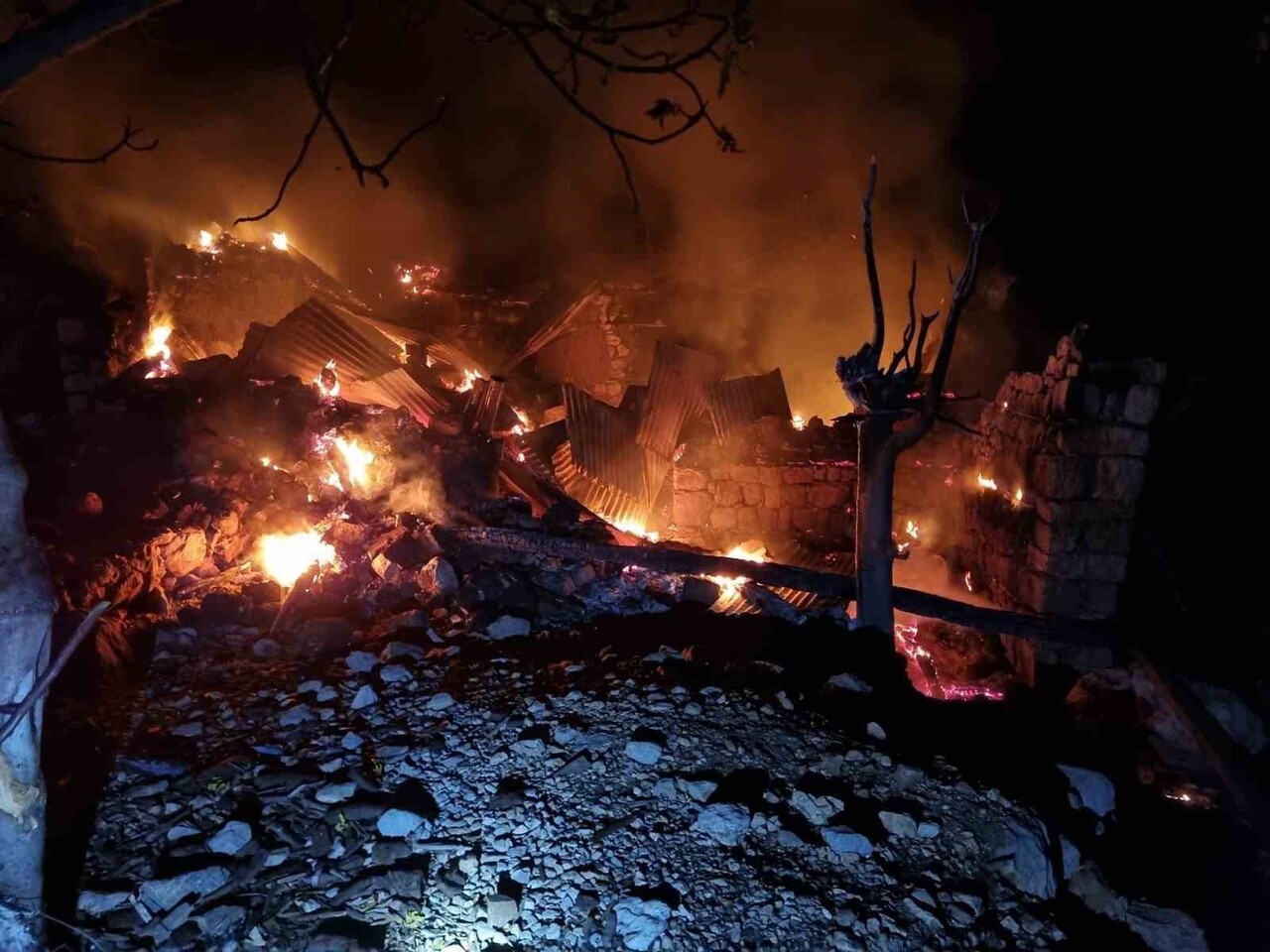 ADANA'NIN ALADAĞ İLÇESİNDE BİR EVDE ÇIKAN YANGIN SÖNDÜRÜLÜRKEN EVDE TEK BAŞINA YAŞAYAN ALZHEİMER...