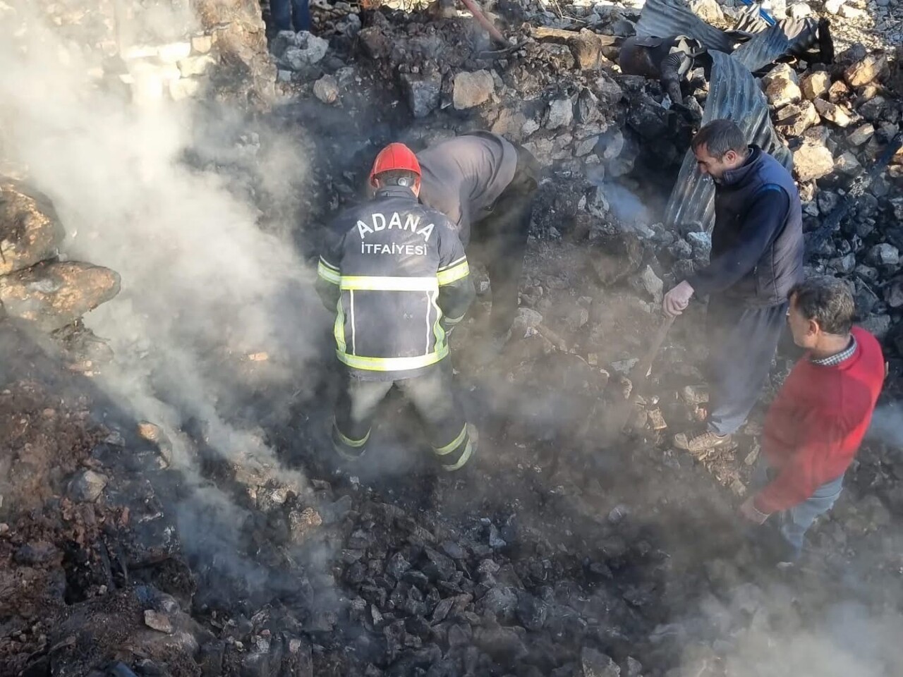 ADANA'NIN ALADAĞ İLÇESİNDE ÇIKAN YANGINDA EVİ KÜLE DÖNEN 85 YAŞINDAKİ ZEYNEP KEKLİK’İN CANSIZ...