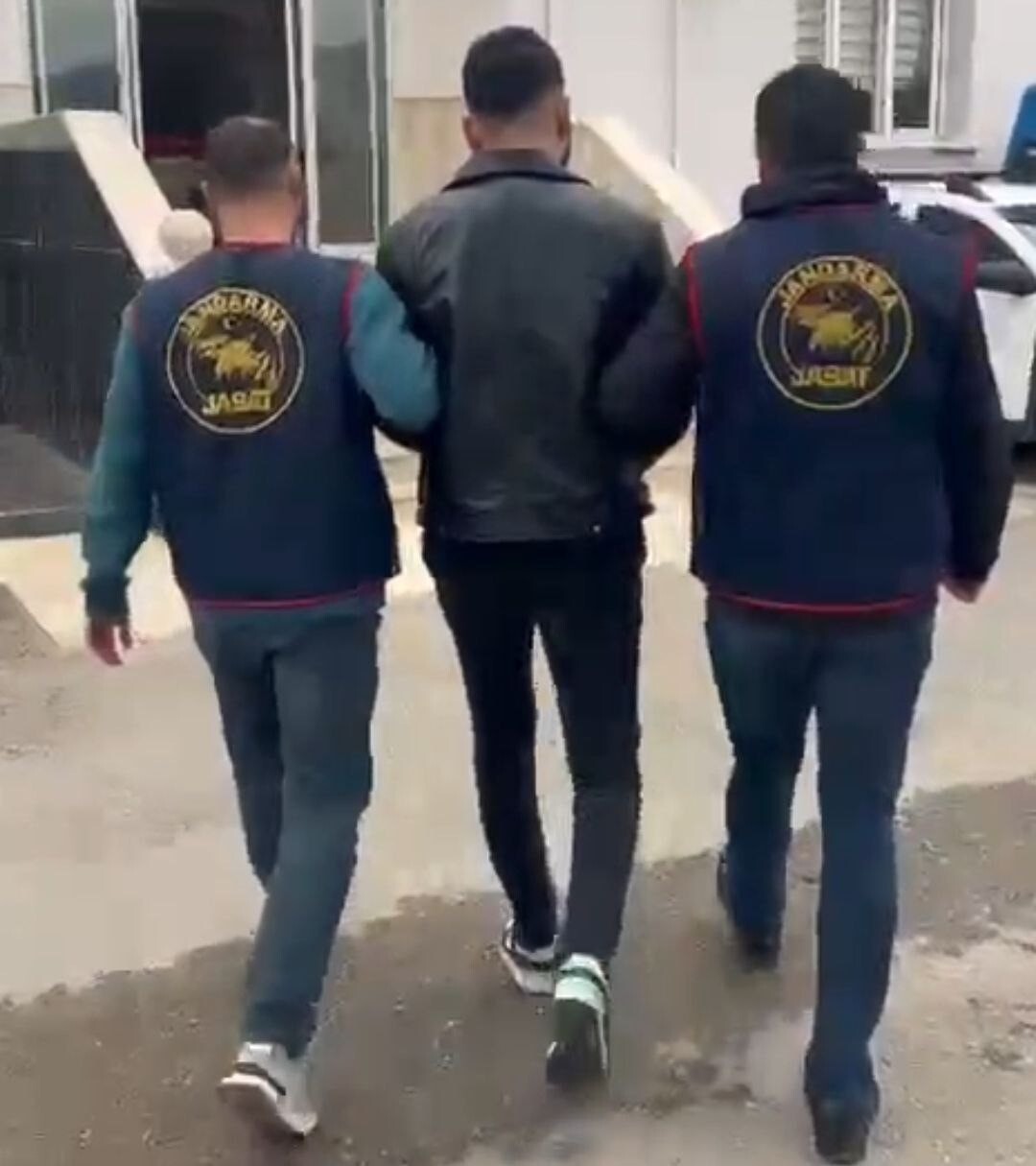 ADANA'NIN KOZAN İLÇESİNDE 41 YIL KESİNLEŞMİŞ HAPİS CEZASIYLA ARANAN HÜKÜMLÜ JANDARMA TARAFINDAN...