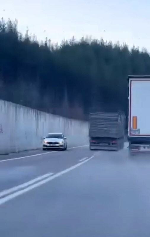 ADANA'NIN KOZAN İLÇESİNDE BİR KAMYON SÜRÜCÜSÜNÜN SOLLAMA MANEVRALARI TEPKİ ÇEKTİ