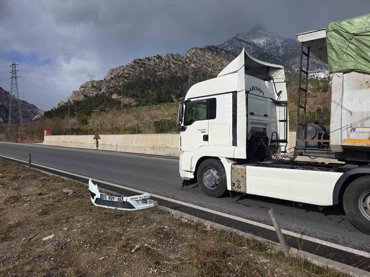 ADANA'NIN POZANTI İLÇESİNDE OTOMOBİL İLE TIR ÇARPIŞTI.
