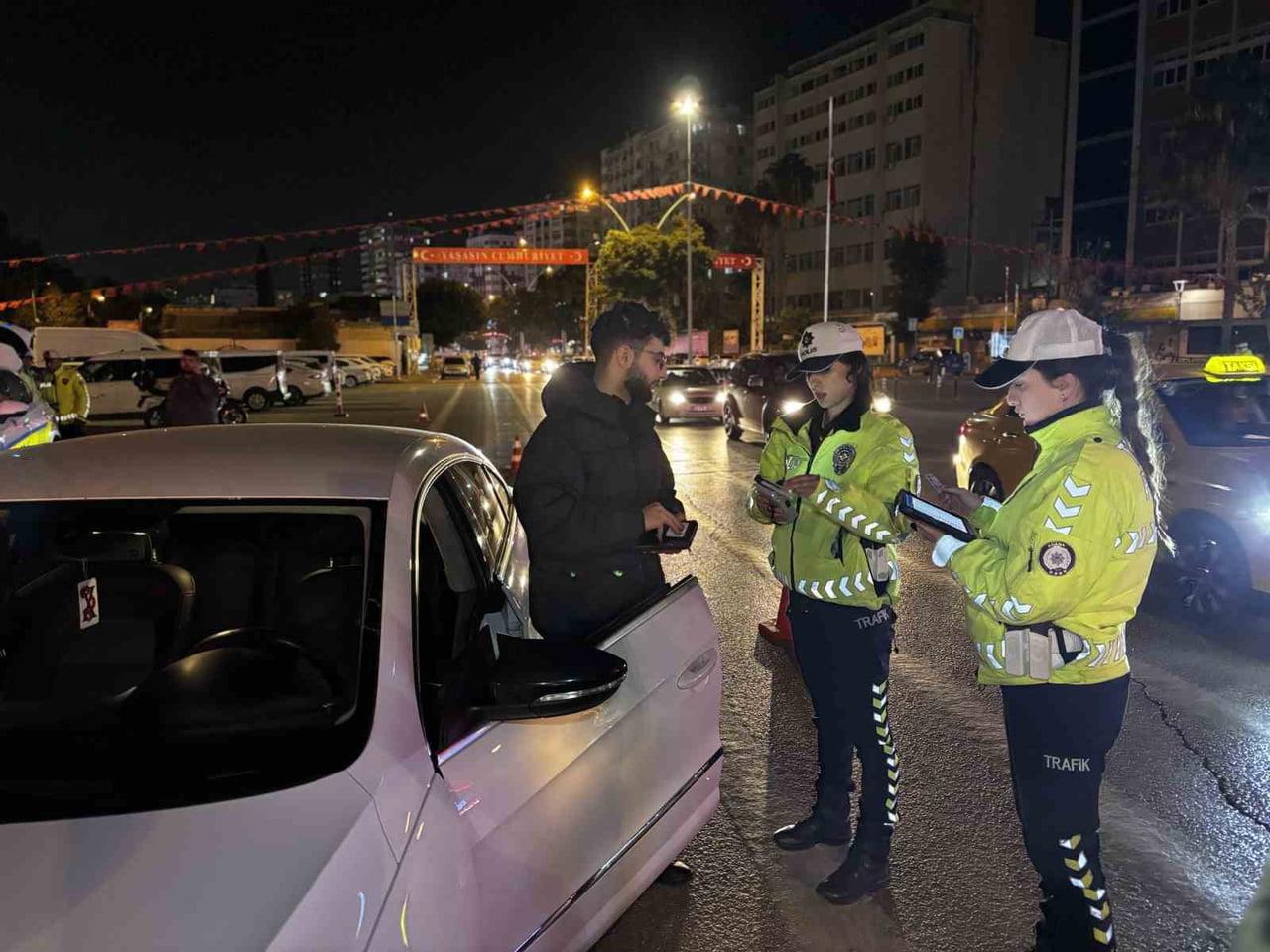 ADANA’DA AKŞAM SAATLERİNDE GERÇEKLEŞTİRİLEN DENETİMLERDE 278 ARAÇ KONTROL EDİLİRKEN 60 KİŞİYE 495...