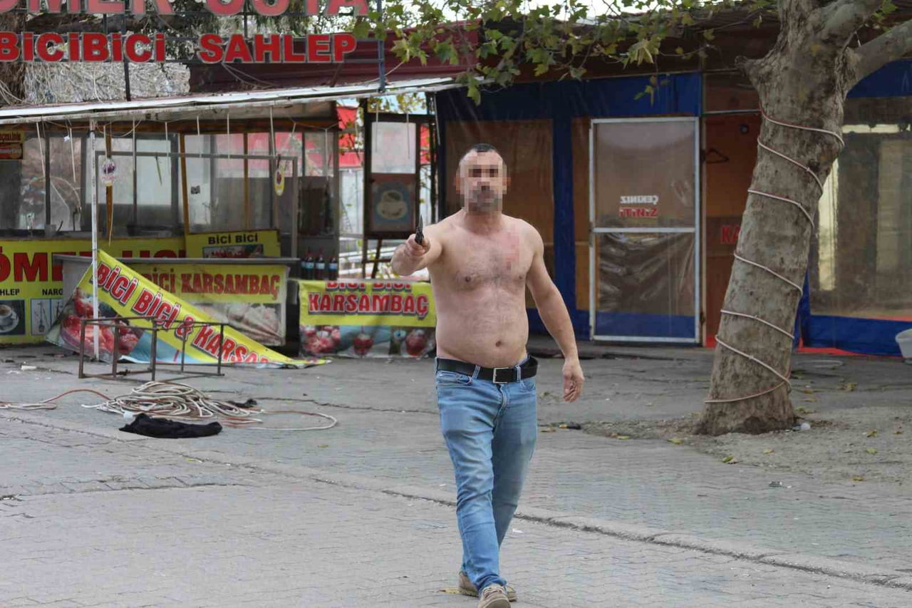 ADANA’DA AMERİKAN ADASI OLARAK BİLİNEN BÖLGEDE YIKIM SIRASINDA POLİSE DİRENİP KENDİSİNE BIÇAKLA...