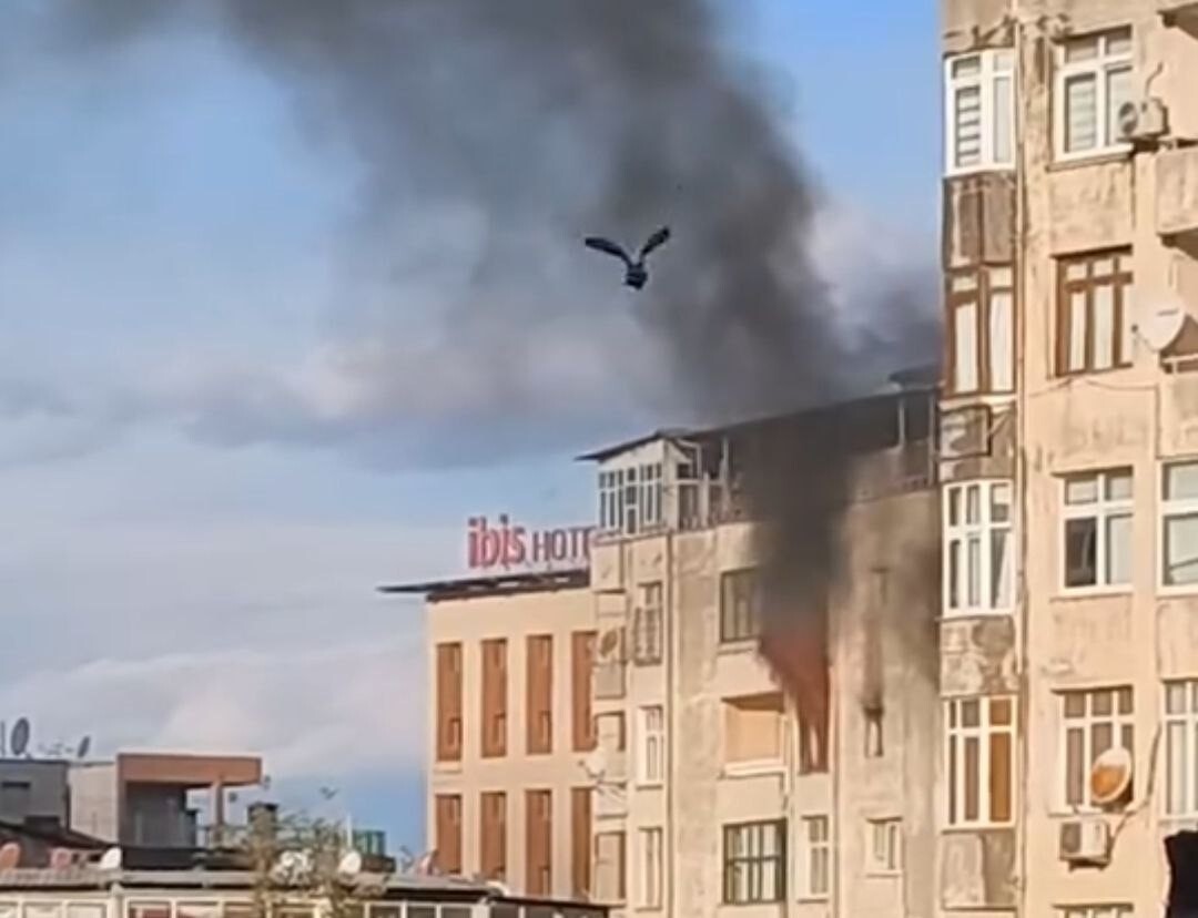 ADANA’DA APARTMANIN 6. KATINDA ÇIKAN YANGIN İTFAİYE EKİPLERİ TARAFINDAN SÖNDÜRÜLDÜ.