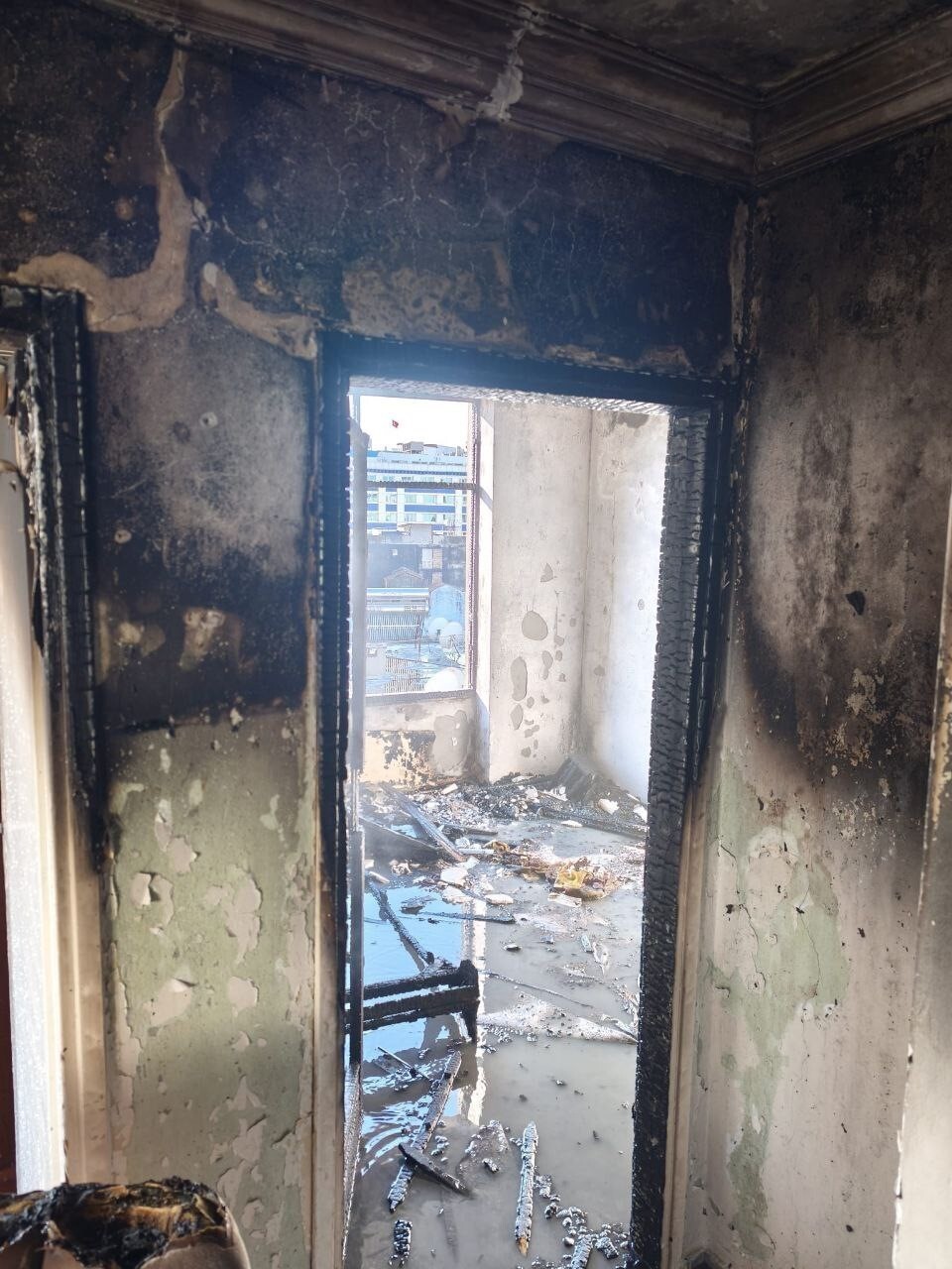 ADANA’DA APARTMANIN 6. KATINDA ÇIKAN YANGIN İTFAİYE EKİPLERİ TARAFINDAN SÖNDÜRÜLDÜ.