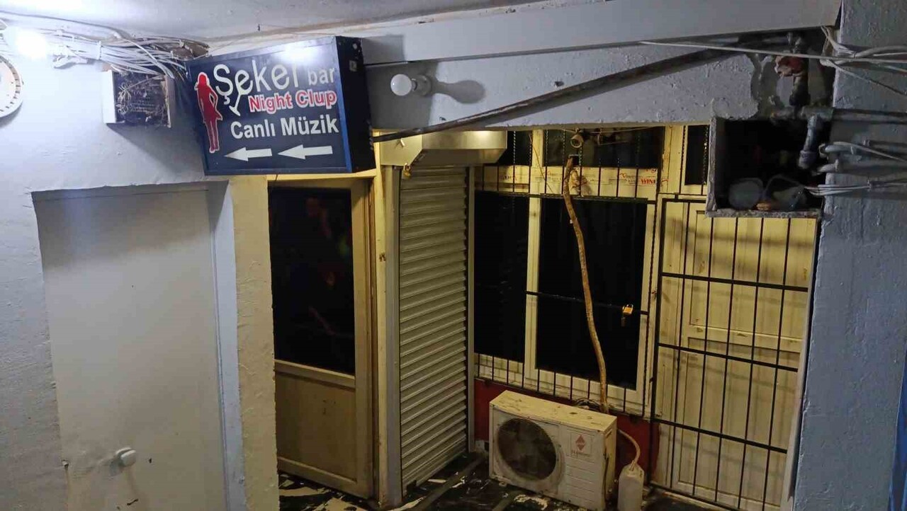 ADANA’DA BARIN SOLİSTİ VE ORTAĞI OLAN KİŞİ, TAŞKINLIK ÇIKARAN BİR MÜŞTERİ TARAFINDAN UĞRADIĞI...