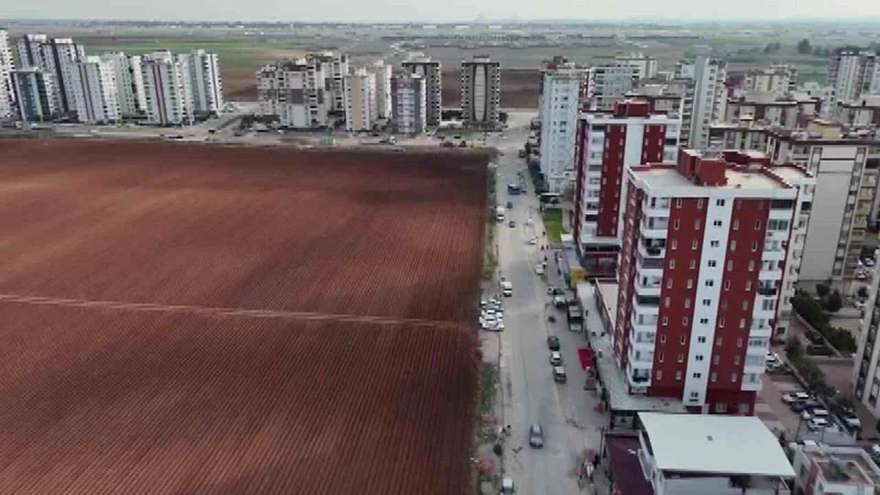 ADANA’DA BİR KİŞİ TARLASININ ETRAFINDA HER YERİN APARTMAN OLMASINA RAĞMEN TARIM YAPMAYA DEVAM...
