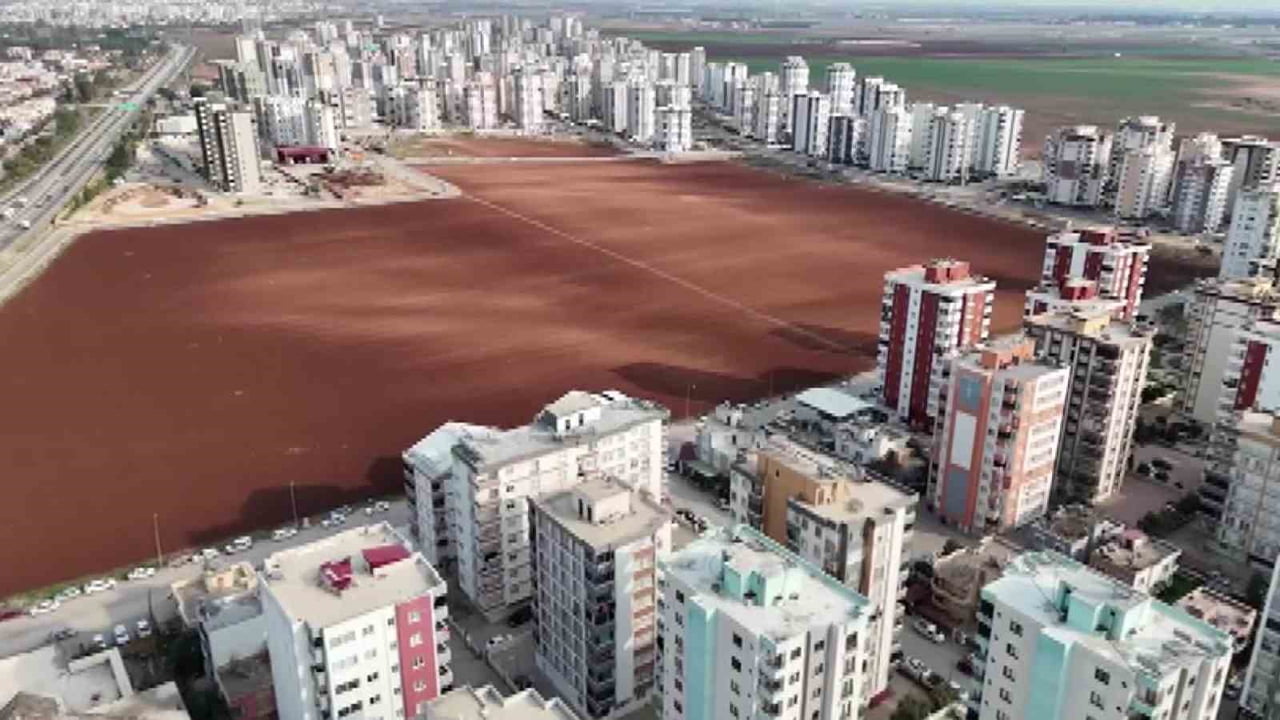 ADANA’DA BİR KİŞİ TARLASININ ETRAFINDA HER YERİN APARTMAN OLMASINA RAĞMEN TARIM YAPMAYA DEVAM...