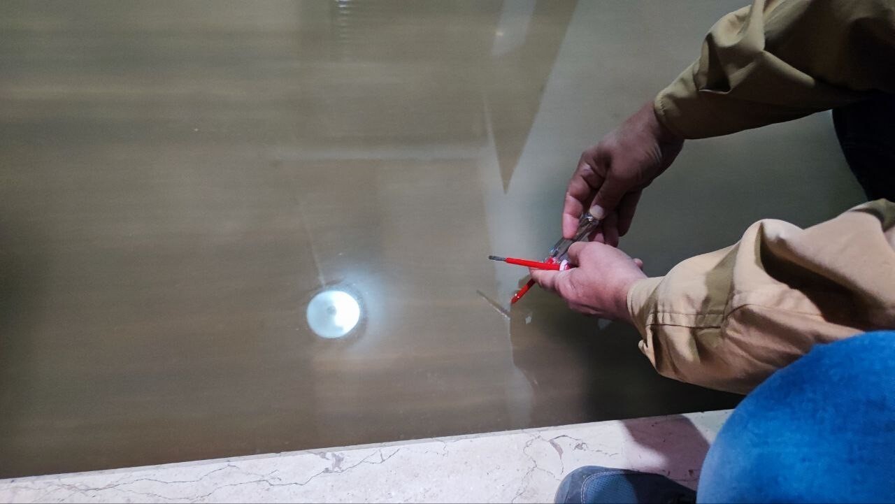 ADANA’DA KANALİZASYON TIKANDIĞI İÇİN GÜNEŞLİ HAVA DA BİLE 6 YILDIR APARTMANIN BODRUM KATINI SU...