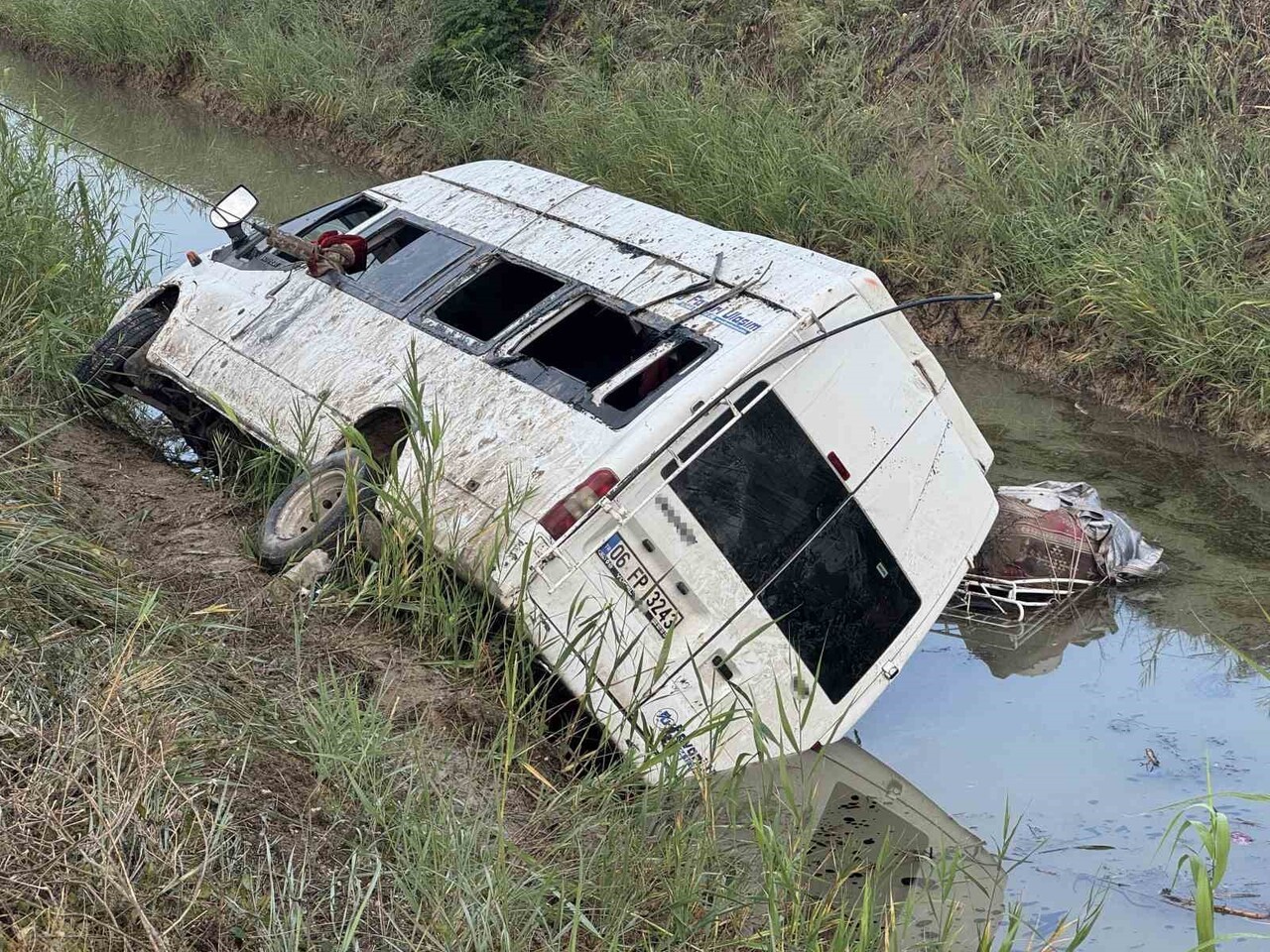 ADANA’DA TARIM İŞÇİLERİNİ TAŞIYAN MİNİBÜS SULAMA KANALINA DEVRİLDİ. KAZADA YARALANAN 18 KİŞİ...