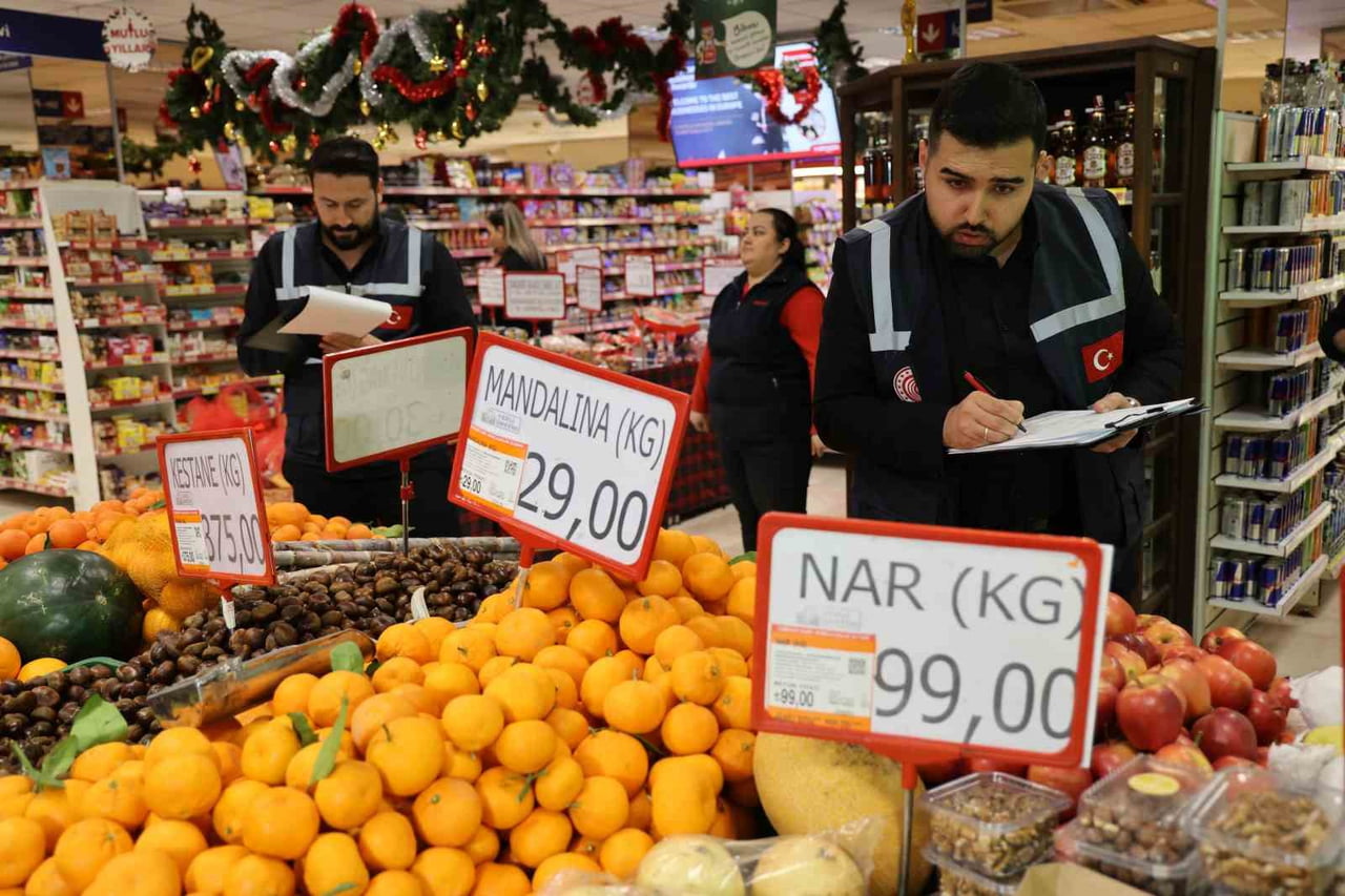 ADANA’DA TİCARET İL MÜDÜRLÜĞÜ EKİPLERİ, YENİ YIL ÖNCESİ KENT GENELİNDE EŞ ZAMANLI OLARAK MARKET...