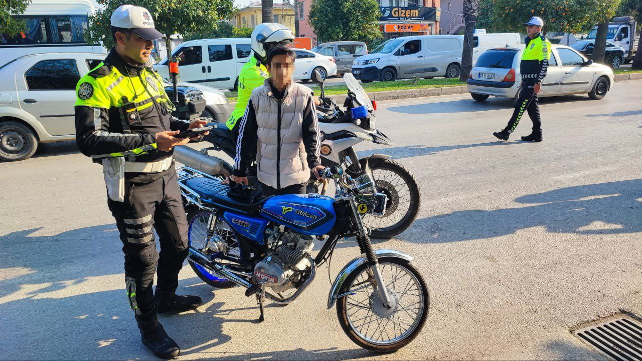 ADANA’DA TRAFİK POLİSLERİ TARAFINDAN YAPILAN DENETİMLERDE 1064 MOTOSİKLET KONTROL EDİLİRKEN, 433...