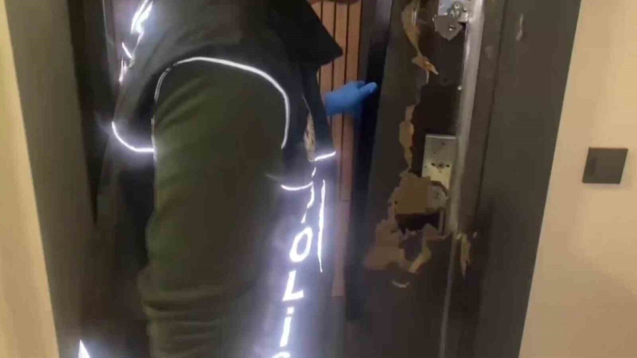 ADANA’DA UYUŞTURUCU MADDE TİCARETİ YAPANA ŞÜPHELİ OPERASYONLA YAKALANIRKEN EVİNDE VE İŞYERİNDE 14...